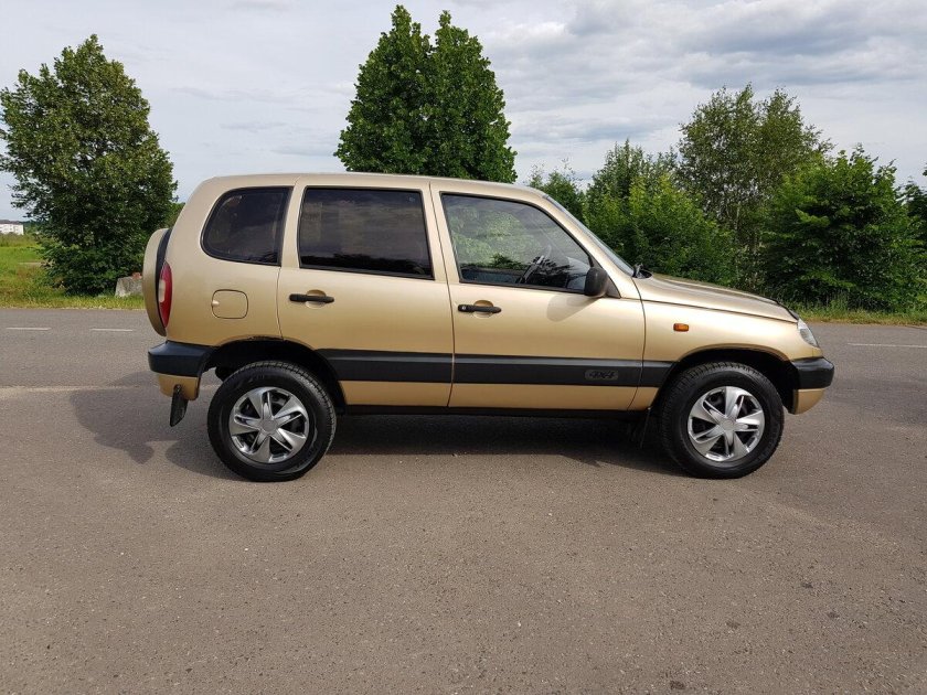 Шевроле Нива 2004 золотистая