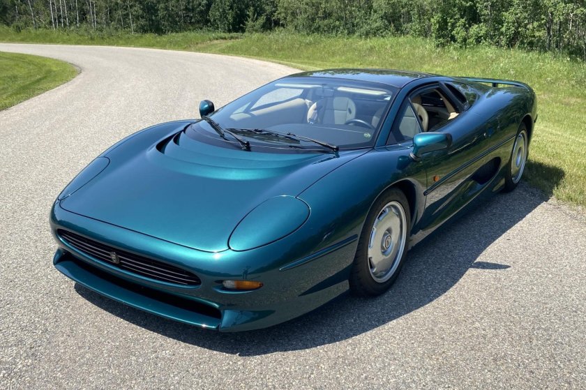 Ягуар xj220