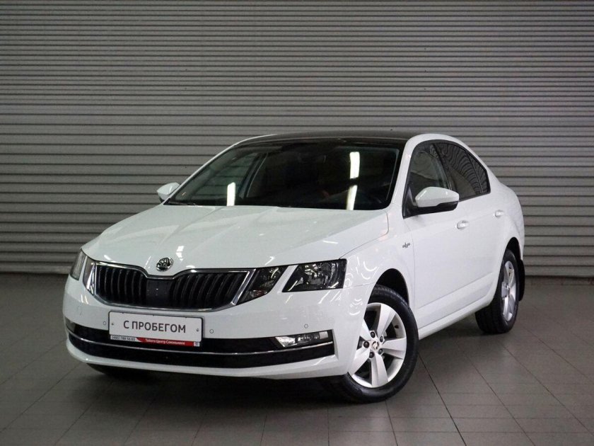 Шкода Октавия белого цвета