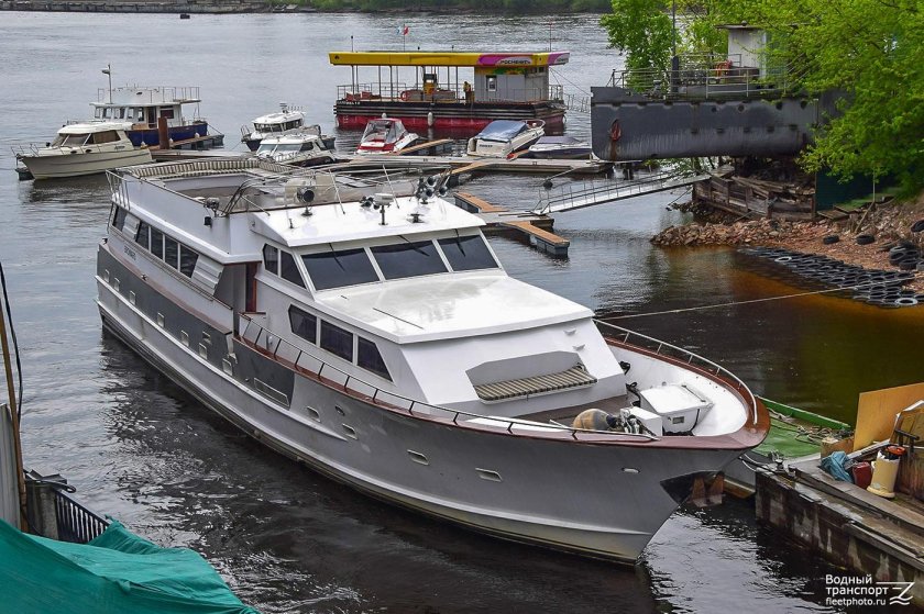 Речная яхта