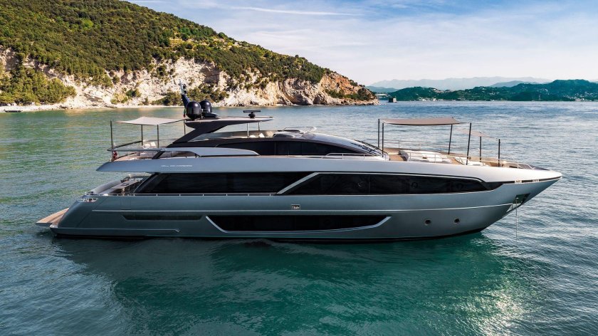 Яхта Рива 86