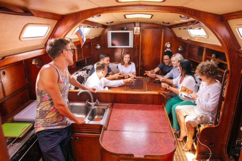 Кают-компания на яхте