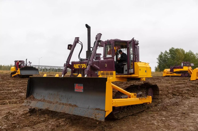 ЧЕТРА болотоход бульдозер