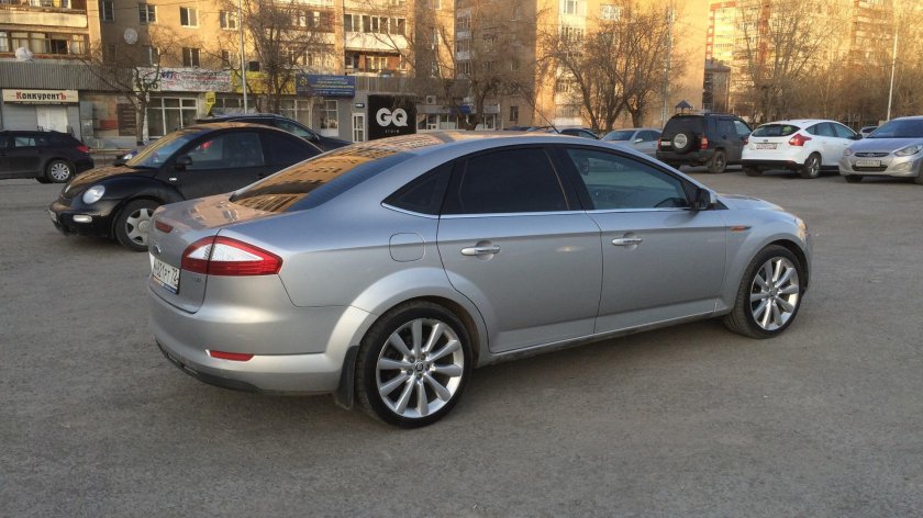 Серебристый Мондео 4 на черных дисках