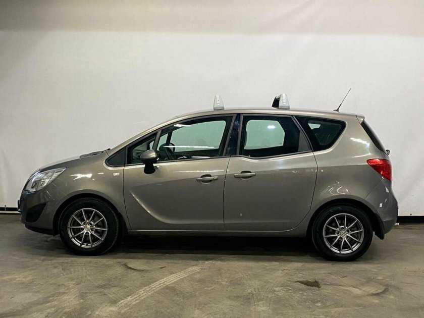 Серый опель