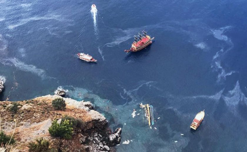 Затонувший катер