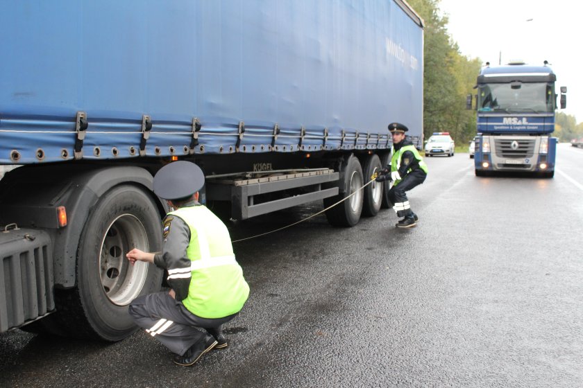 Грузовик на дороге