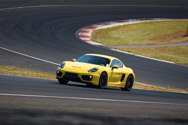 Спортивный порш на гоночной трассе
