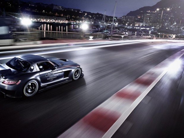 Mercedes-Benz-SLS-AMG гонка