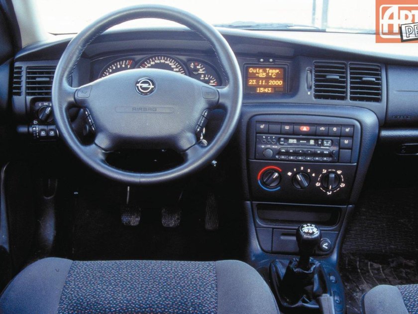 Opel Vectra 2.0 МТ, 1996,