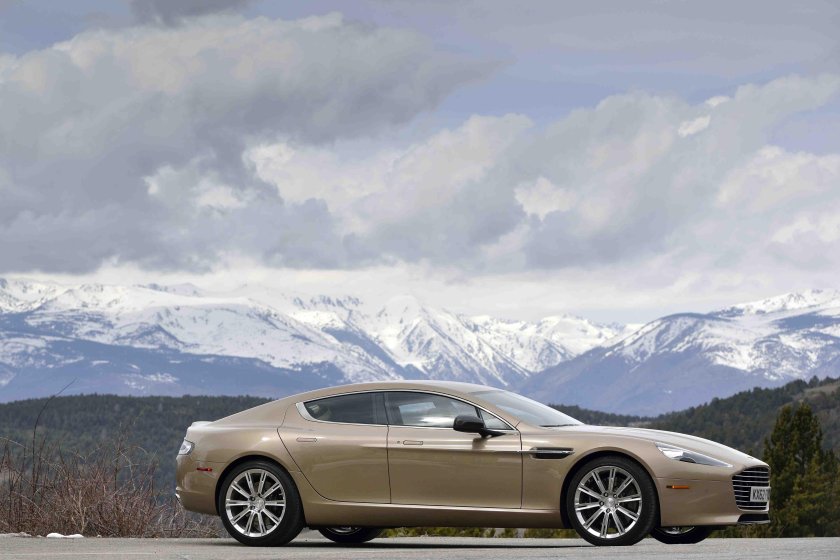 Автомобиль aston martin