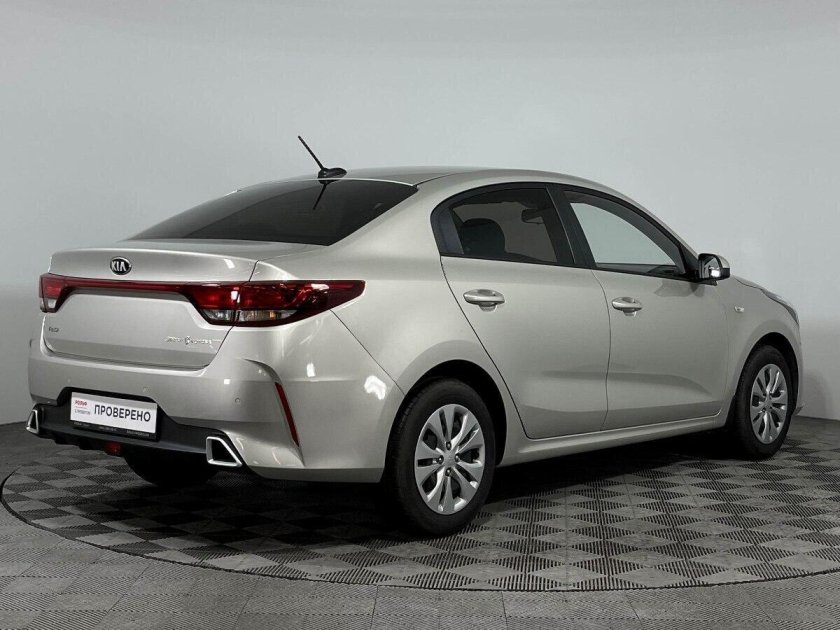 Серебристый Киа Рио 4 2017