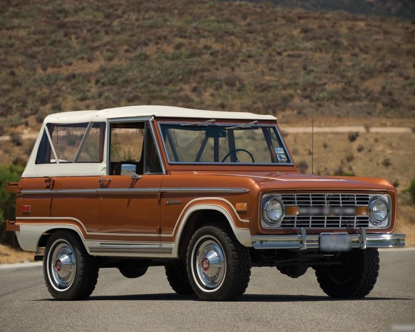 Машина Форд Бронко