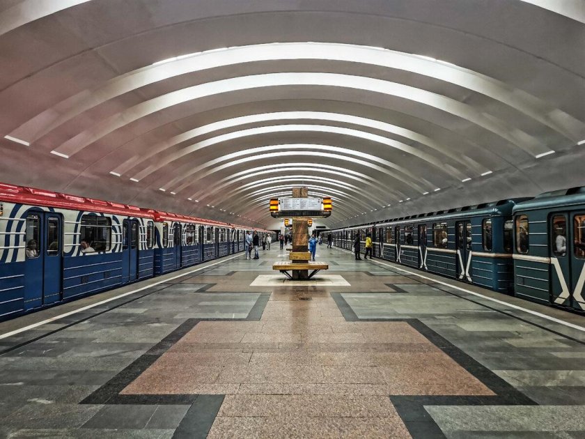 Станция метро москва