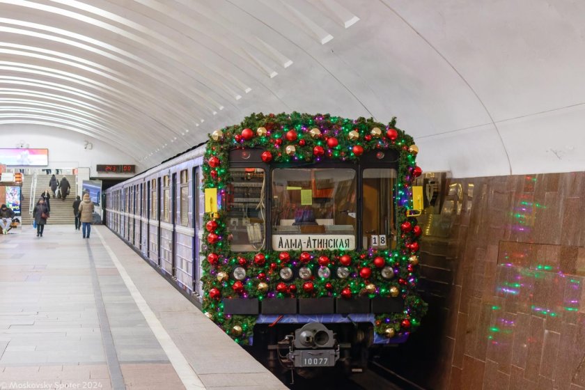 Новогодние поезда метро 2025