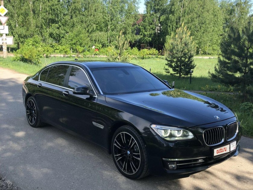 Черная БМВ 740li