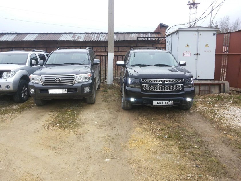 Land Cruiser 200 vs Tahoe