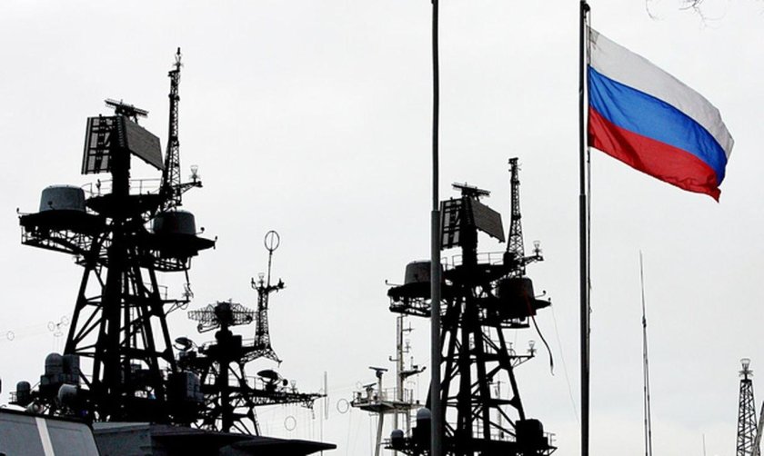 Корабль с российским флагом