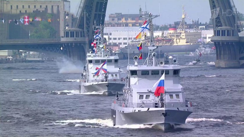 Корабль с российским флагом