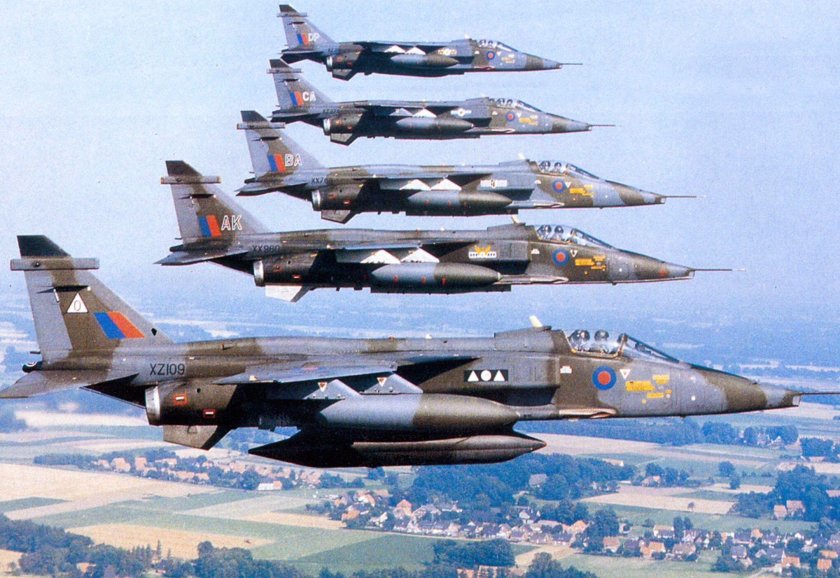 Истребитель бомбардировщик Ягуар