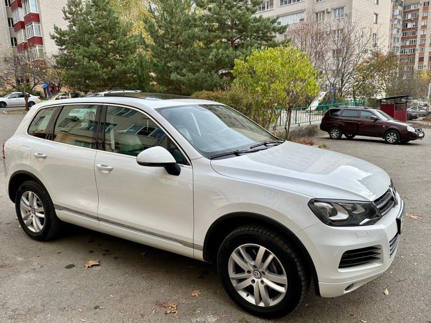 Volkswagen Touareg 2010 — 2014 II белый
