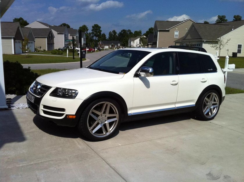 Volkswagen Touareg 2004 белый