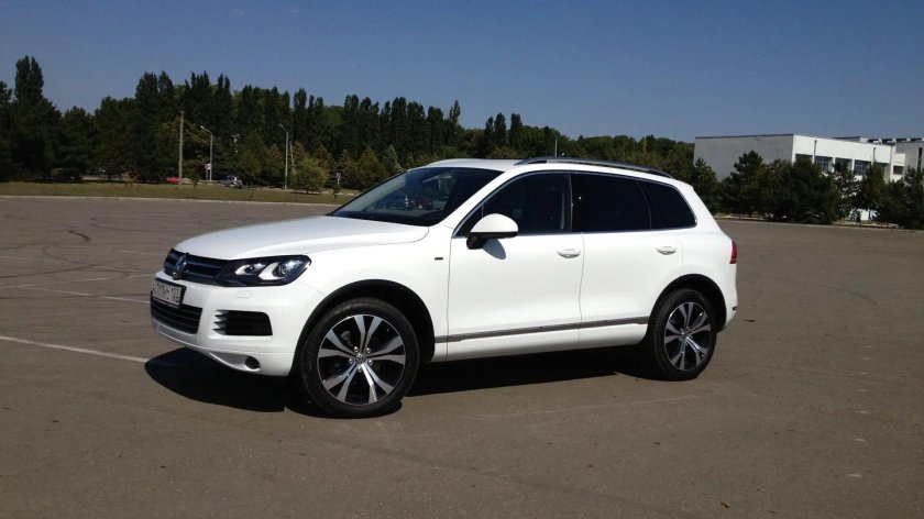 Фольксваген Туарег 2012 белый
