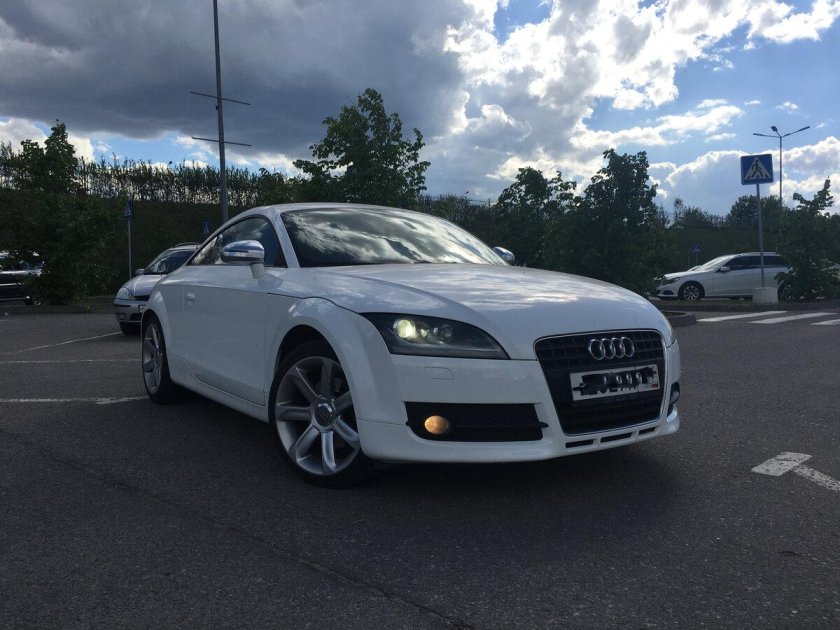 Белая Ауди ТТ 8j s line