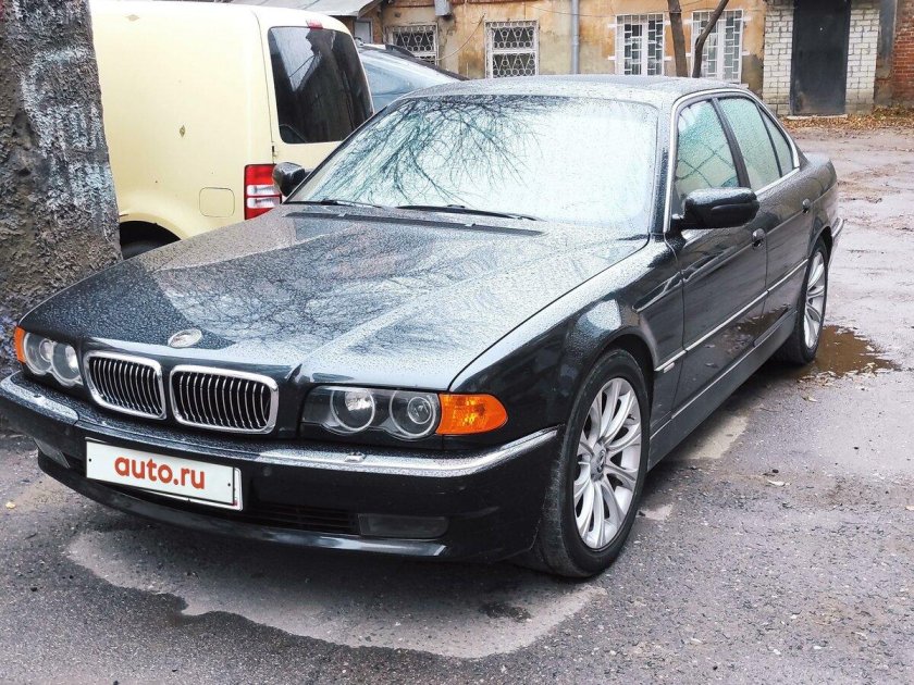 БМВ 528 1999 сзади