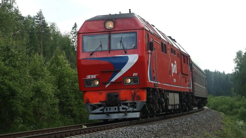 Тепловоз с пассажирским поездом