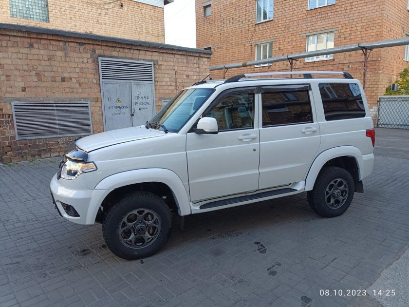 УАЗ Патриот белый тонированный