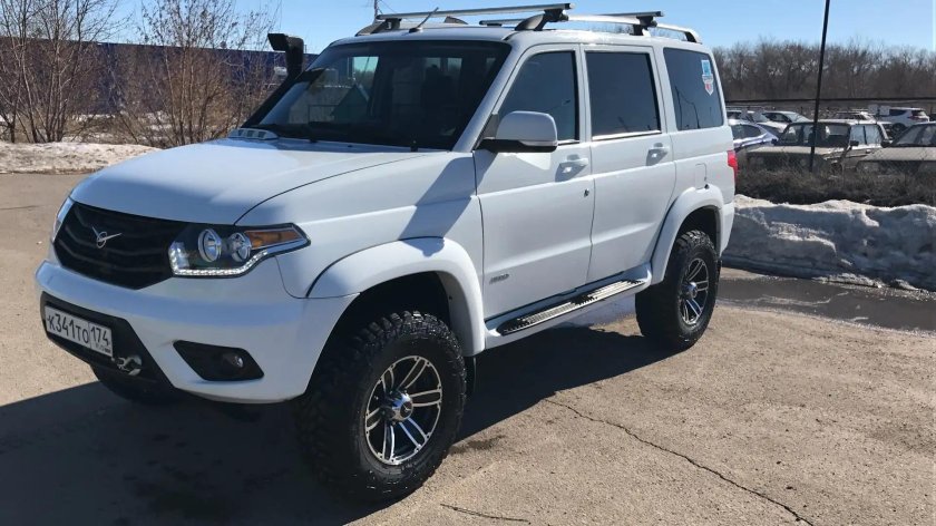 Белый тюнингованный УАЗ Патриот