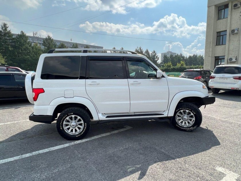 Серебряно белый УАЗ Патриот