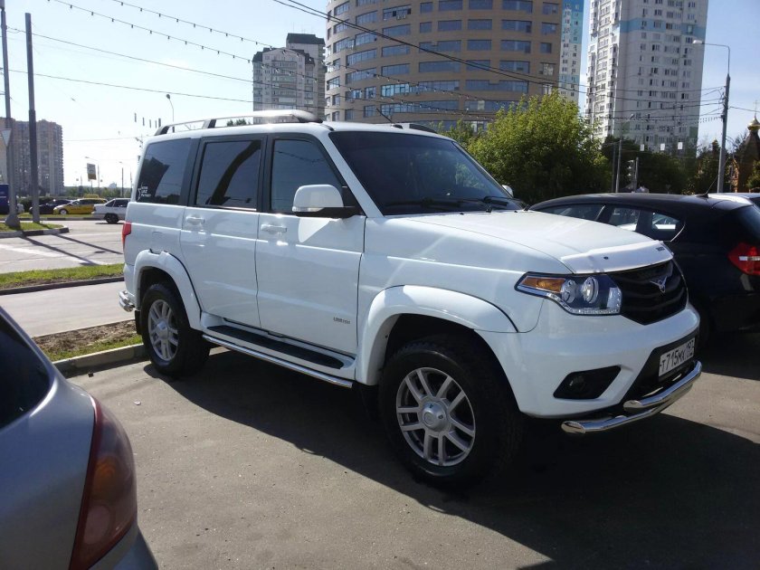 УАЗ Патриот белый