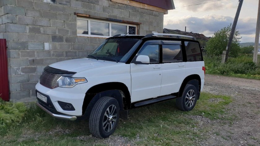 Серебряно белый УАЗ Патриот