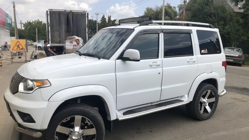УАЗ Патриот белый тонированный