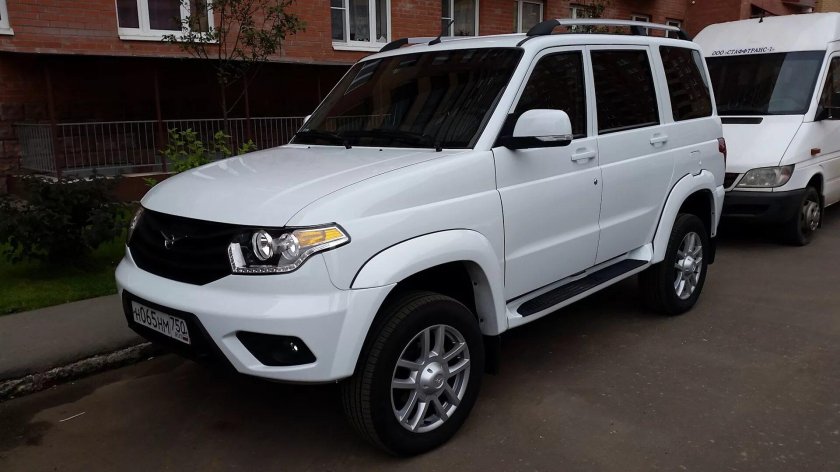 УАЗ Патриот серебристый тонированный