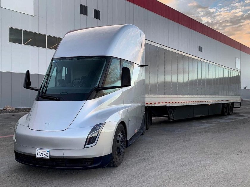 Грузовик Tesla Semi-Truck