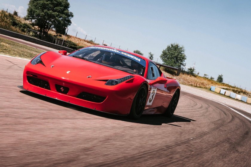 Машина ferrari 458 italia