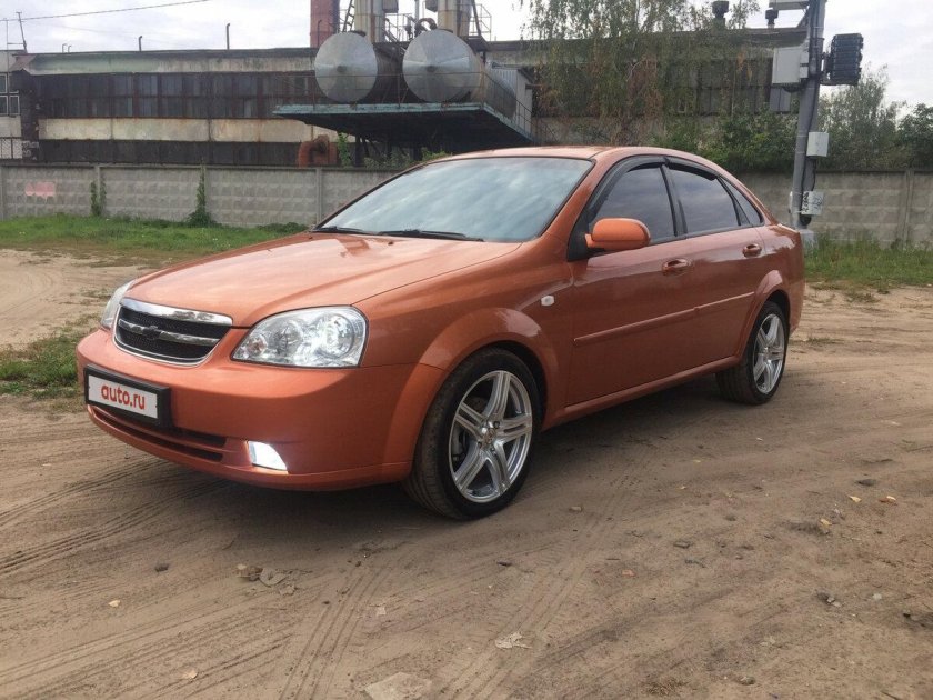 Шевроле Лачетти оранжевая седан