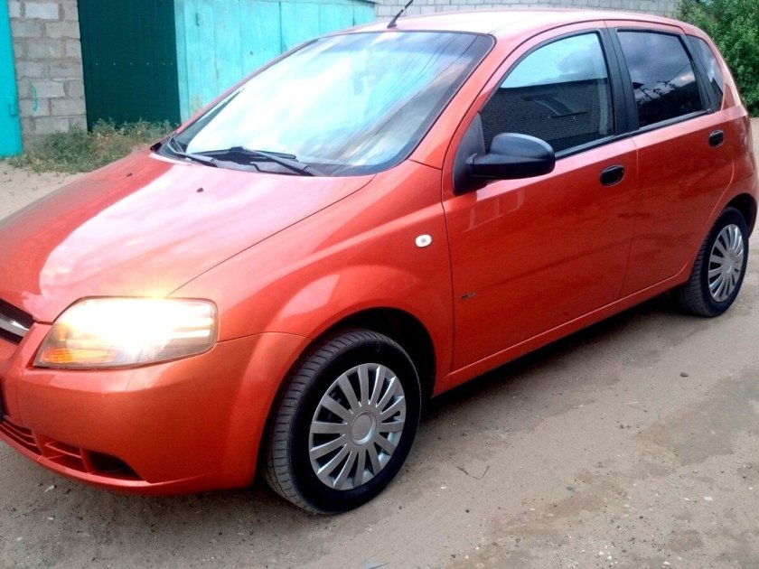 Chevrolet Aveo хэтчбек оранжевый 2007
