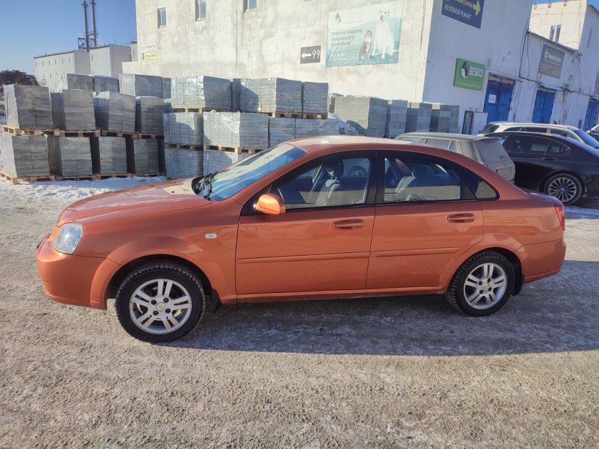 Chevrolet Lacetti оранжевая