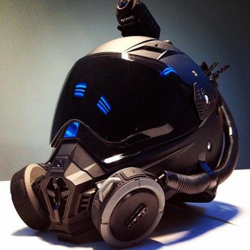 Футуристичный мотоциклетный шлем