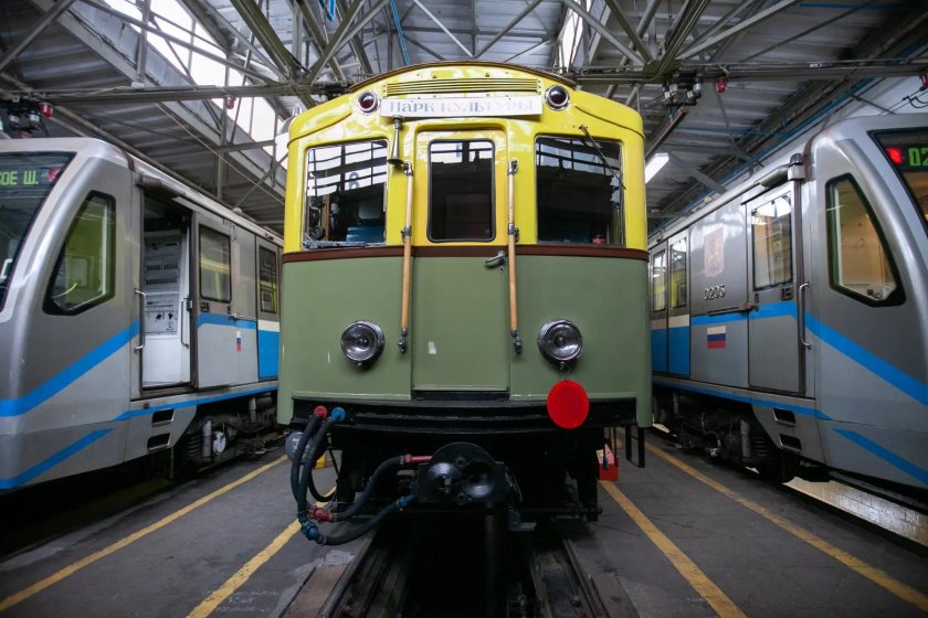 Первые вагоны московского метро