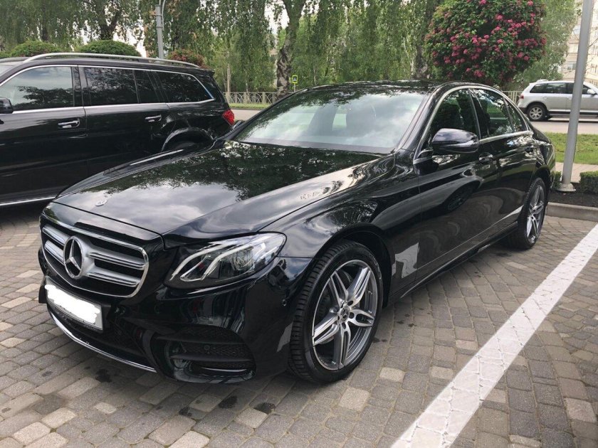 Мерседес Бенц е200 черный