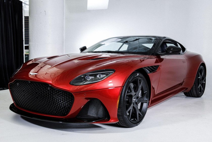 Aston Martin DBS v12 красный