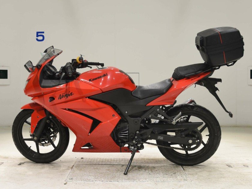 Kawasaki ninja 250 красный