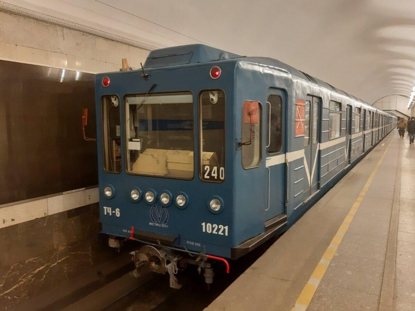Вагон метро 10221