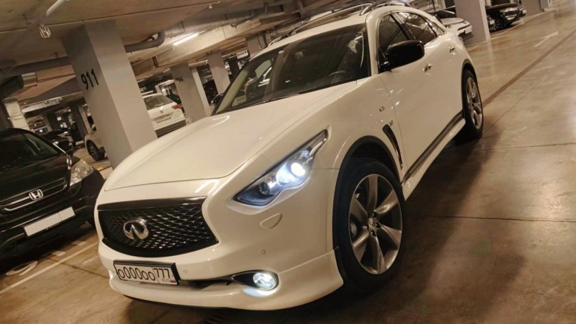 Белая инфинити