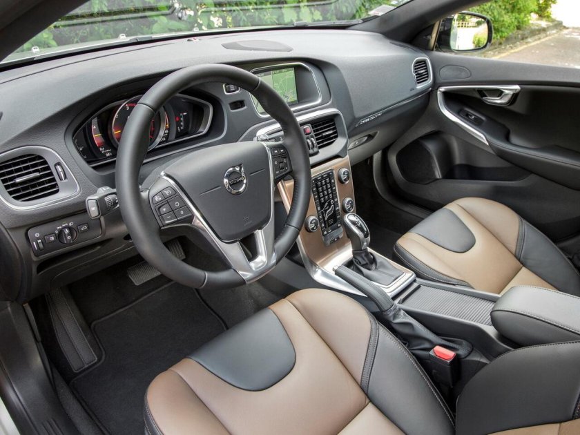 Volvo v40 Cross Country салон